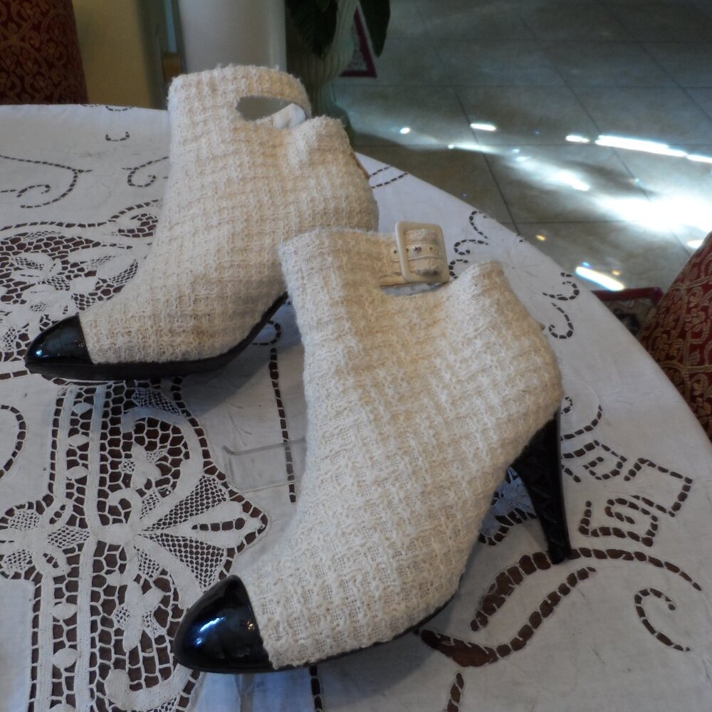 Chanel Ivory/Black Wool Tweed-Patent Leather Ankle Boots w/Buckle-Logo Size 39.5 - Picture 5 of 16